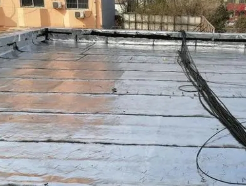 牡丹卫生间漏水维修公司分享下牡丹屋面楼顶防水刚性防水层施工要点。